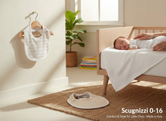 Set di 2 bavaglini Guess in cotone bianco e beige, uno con logo ricamato e l'altro con motivo all-over.