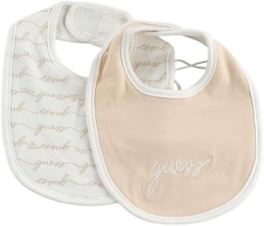 Set 2 bavaglini Guess per neonato in cotone assorbente, uno bianco con logo Guess ripetuto e uno beige con logo Guess ricamato. Chiusura regolabile.