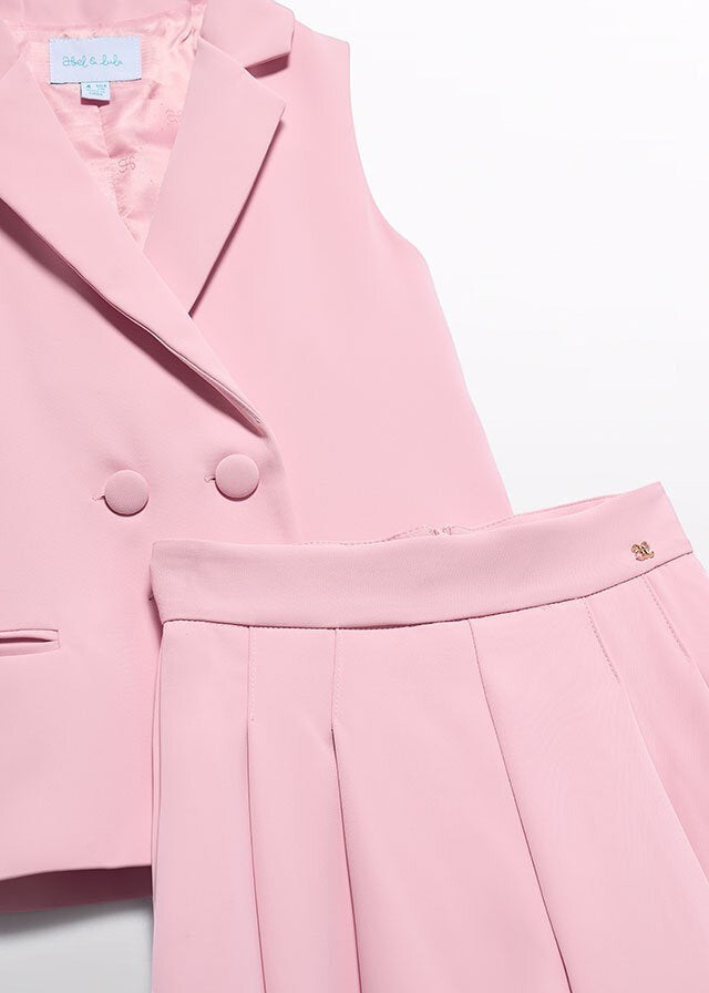Completo rosa cipria Scugnizzi 0-16: giacca senza maniche doppiopetto e pantaloncini a pieghe. Tessuto leggero.
