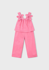 Scugnizzi 0-16 completo rosa acceso con decorazioni floreali 3D sulle spalline e pantaloni a vita elasticizzata.
