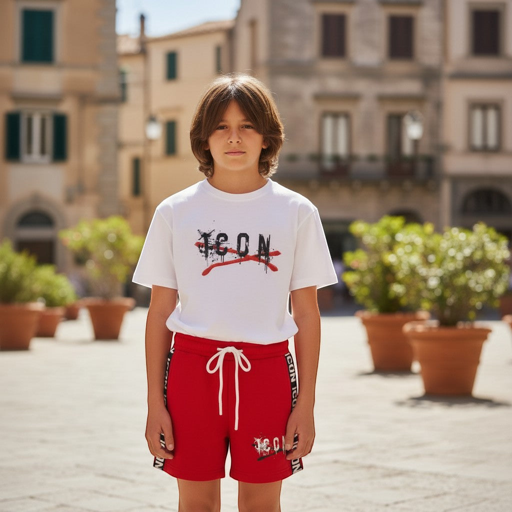 Completo Scugnizzi 0-16: T-shirt bianca con grafica ICON stilizzata e pantaloncini rossi con logo ICON e dettagli grafici.