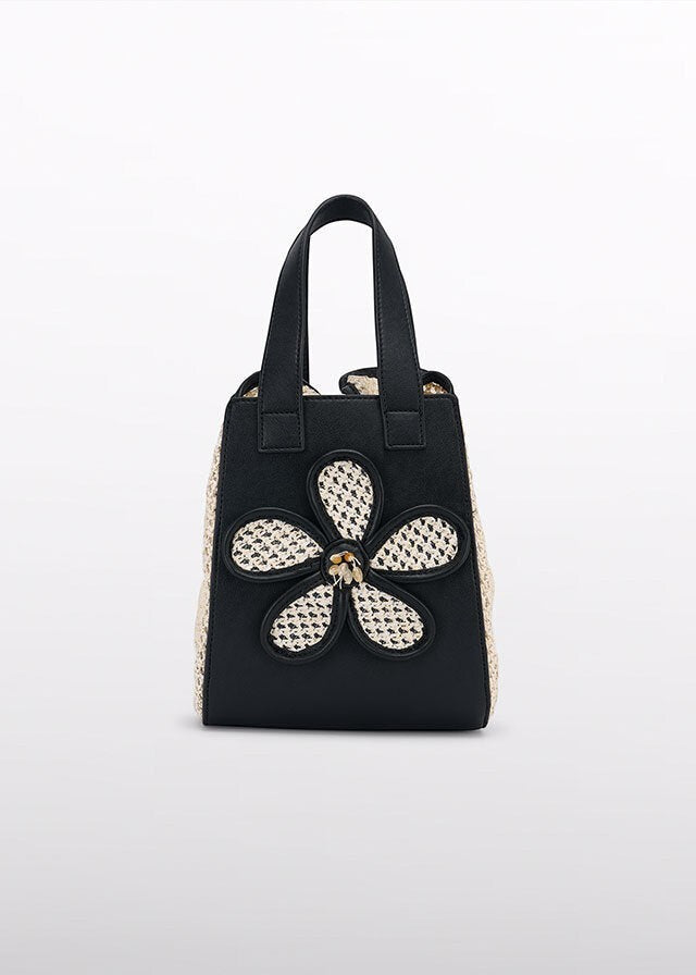 Borsa tote nera Scugnizzi 0-16 con applicazione a fiore in tessuto intrecciato color crema e pannelli laterali in paglia.